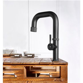 grifo de cocina con diseño industrial RAW en negro