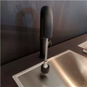 grifo de cocina con diseño industrial RAW en negro