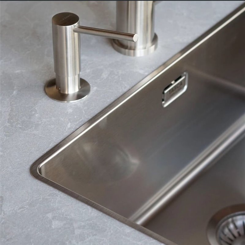 fregadero inox sobre encimera protector porcelanico pestaña estreca poco borde PURA SLIM B8 de Plados Tasca