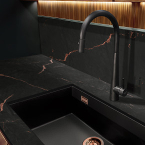 fregadero negro con cobre plados ONE y grifo NEWMIX90 en el mismo acabado black matt granito