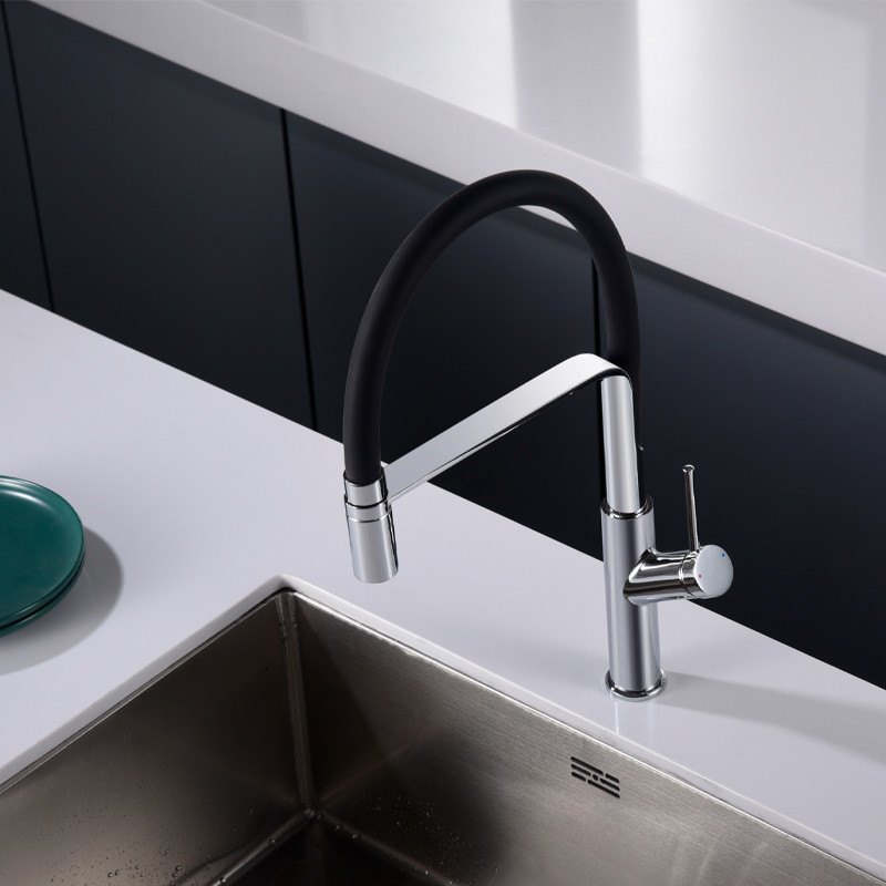 Grifo cocina extensible SENA: acabados PVD con caño flexible negro