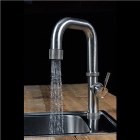 grifo de cocina con diseño industrial RAW en cromo