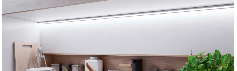 Iluminación para la cocina: tiras LED bajo armariada, focos, etc...