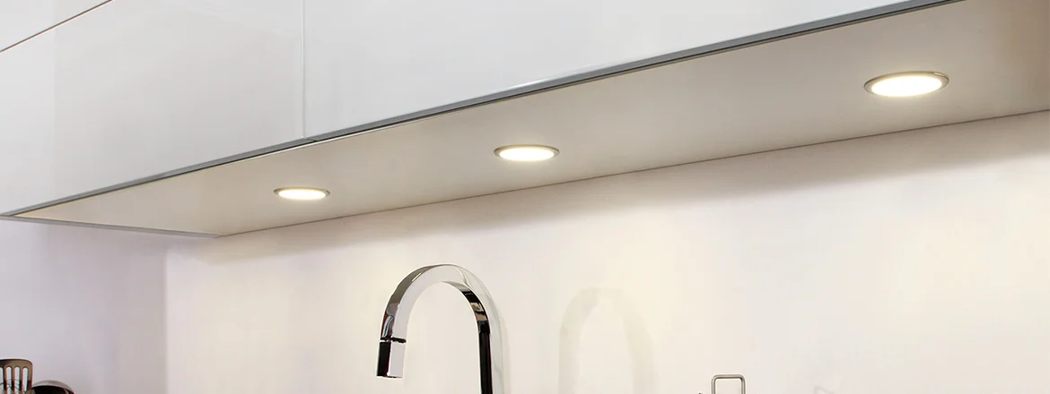 foco LED de encastre bajo mueble de cocina