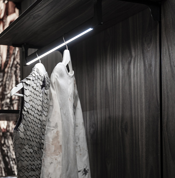 barra colgar ropa con LED negra