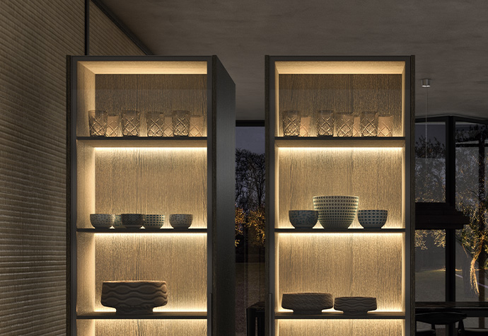 iluminacion interior mueble cocina vitrina con estante de madera