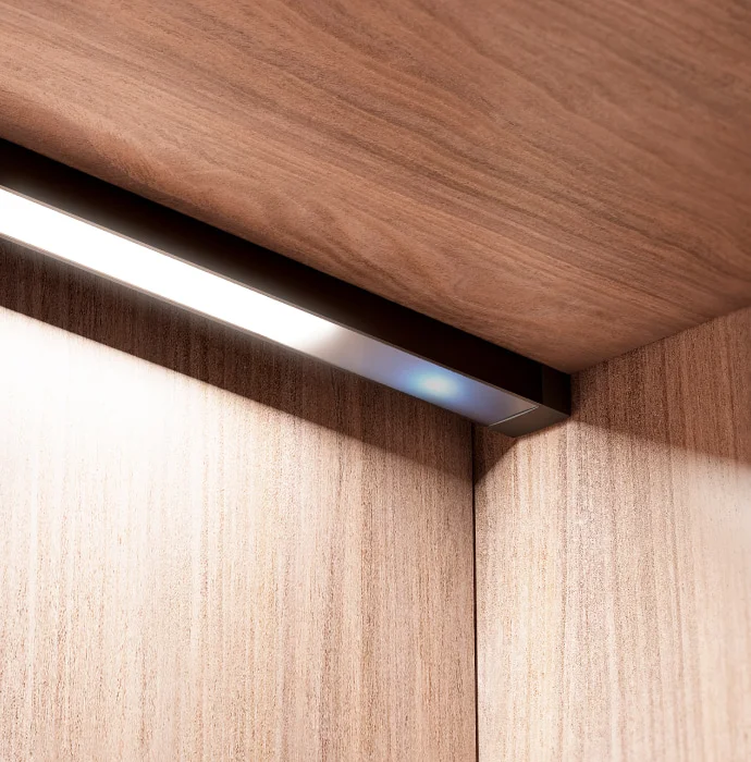 tira led bajo mueble cocina negra