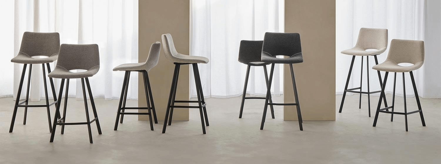 taburete alto con respaldo tapizado CLARK de Somcasa